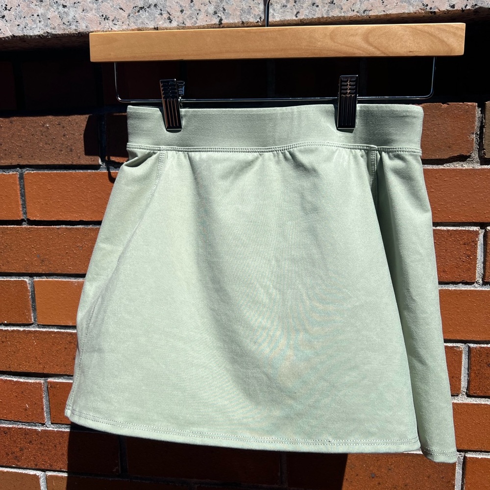 Aritzia tennis skirt. NWOT.